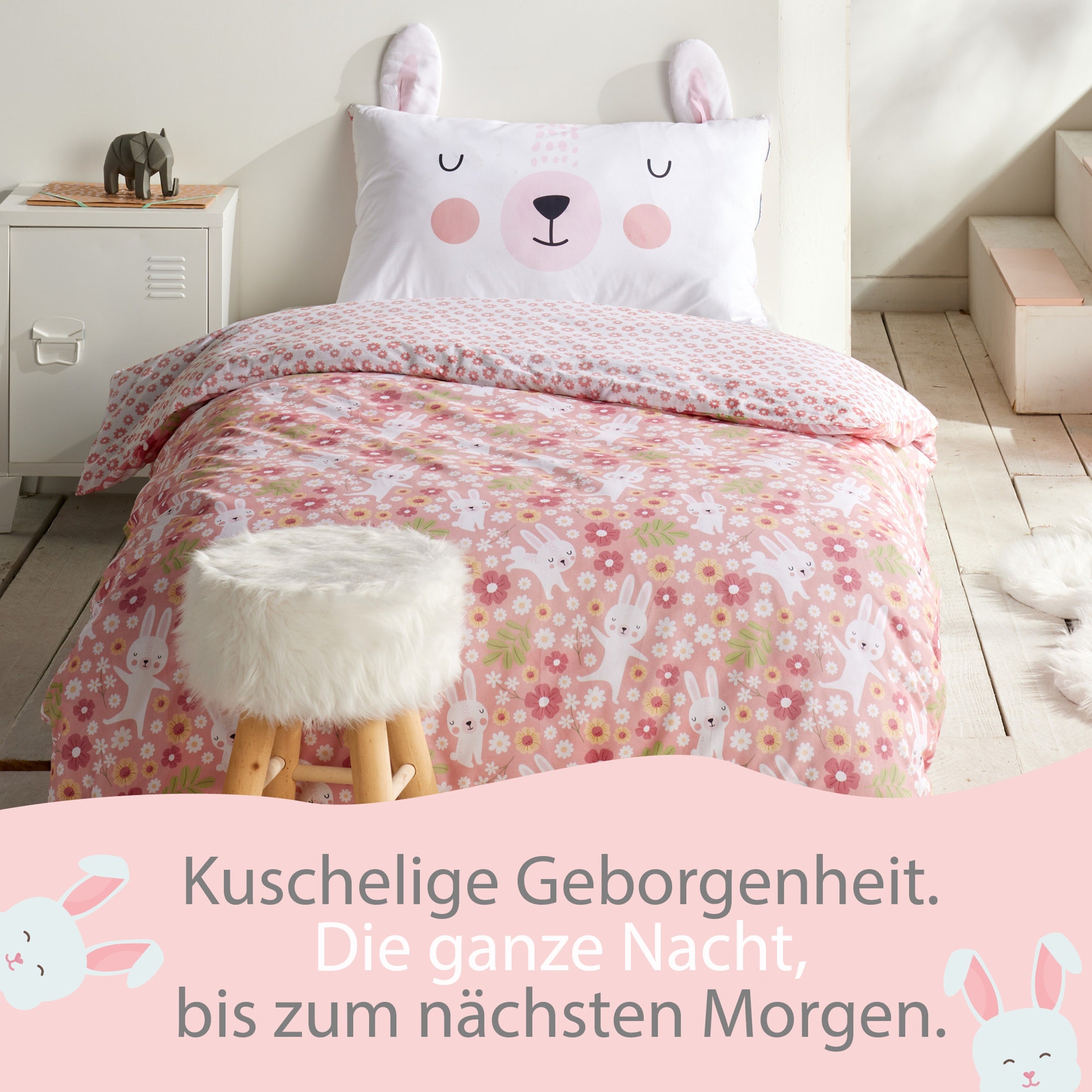 Bettwäsche Set auf Bett gezogen mit dekorativen Elementen
