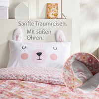 Detailaufnahme Kissenbezug mit Ohren ins Bett gelegt