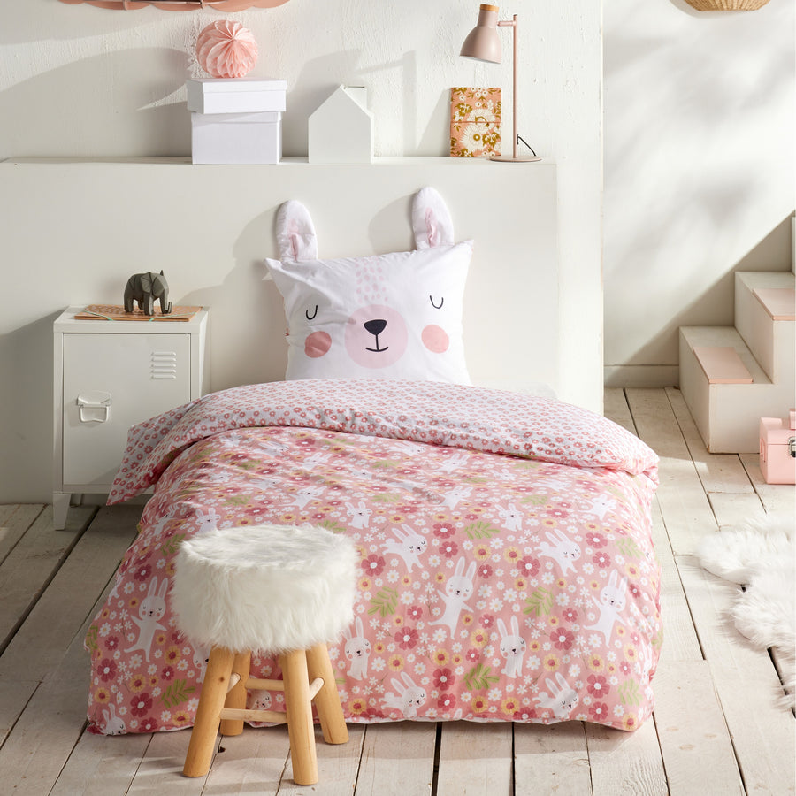 Kinderbettwäsche im rosa weißen Design mit Ohren am Kopfkissen in Hasenoptik auf Bett gezogen