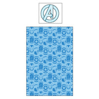 Rückseite der Avengers Bettwäsche blau gemustert mit Iron Man Helmen, Cpt. America Schild, Thor Hammer und Hulk Faust
