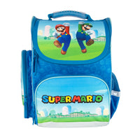 Frontansicht Super Mario Schulranzen mit Mario und Luigi auf Deckel des Hauptfachs, Frontasche mit Super Mario Schriftzug