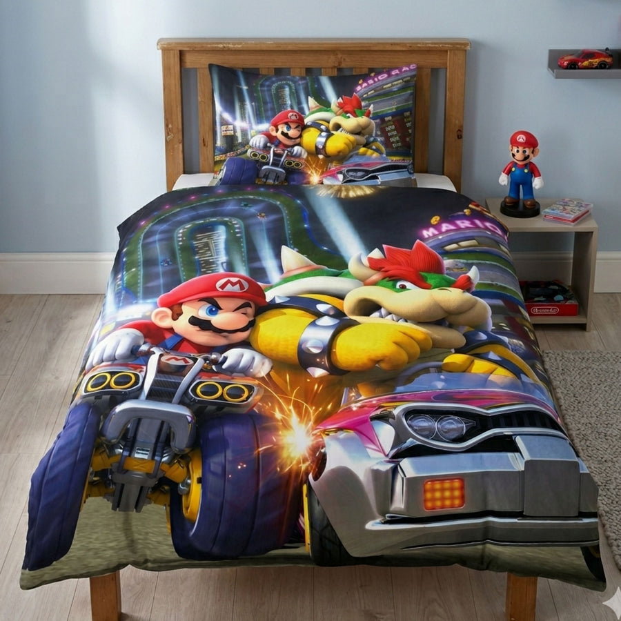 Vorderseite der Mario Kart Bettwäsche mit Mario und Bowser aneinanderprallend auf den Karts sitzend auf Bett gezogen