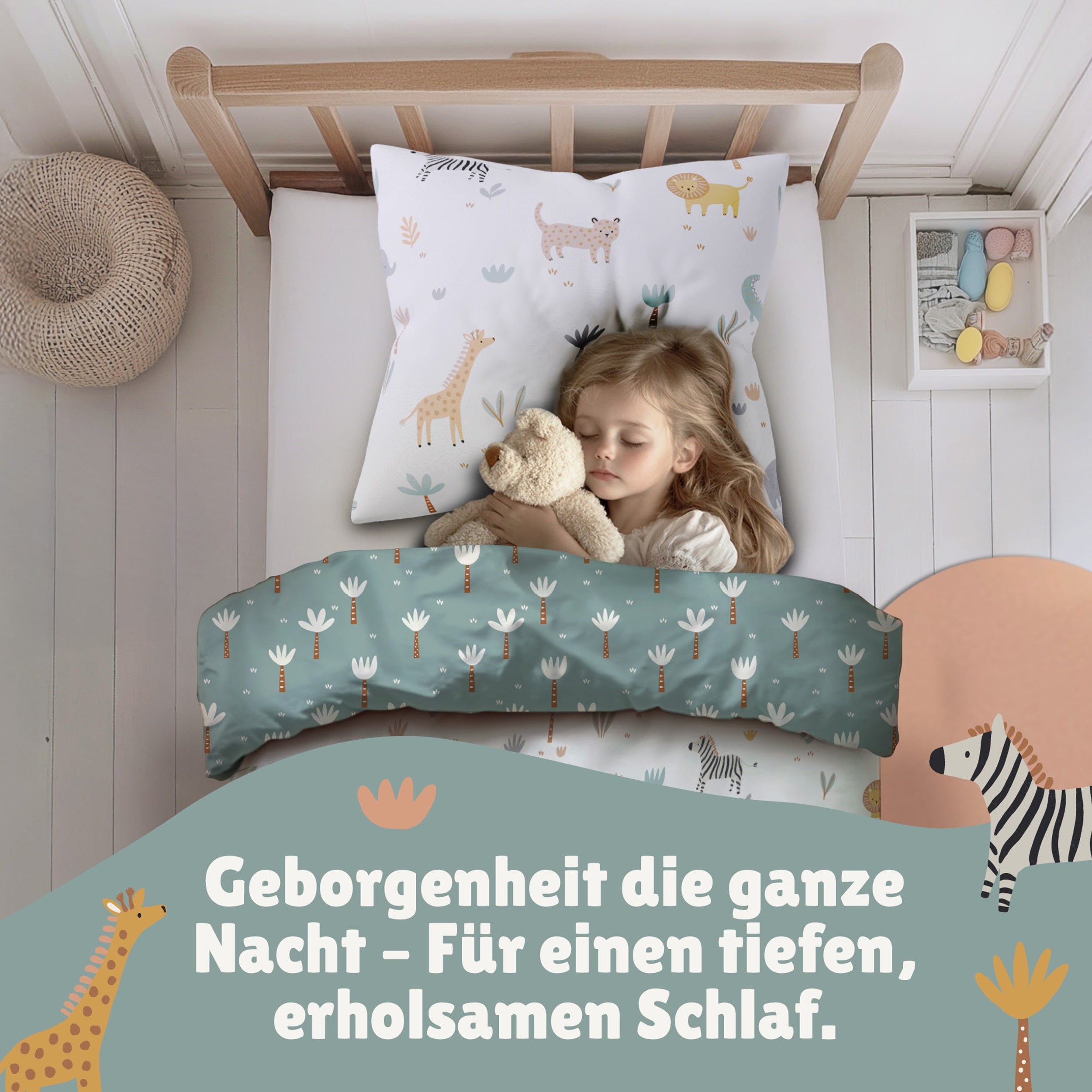 Mädchen schläft seelig in der Safari-Bettwäsche und kuschelt