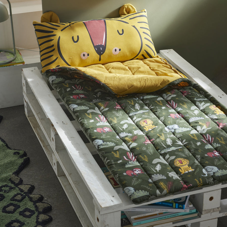 Schlafsack in Kinderzimmer auf Palettenbett gelegt bei Morgenlicht