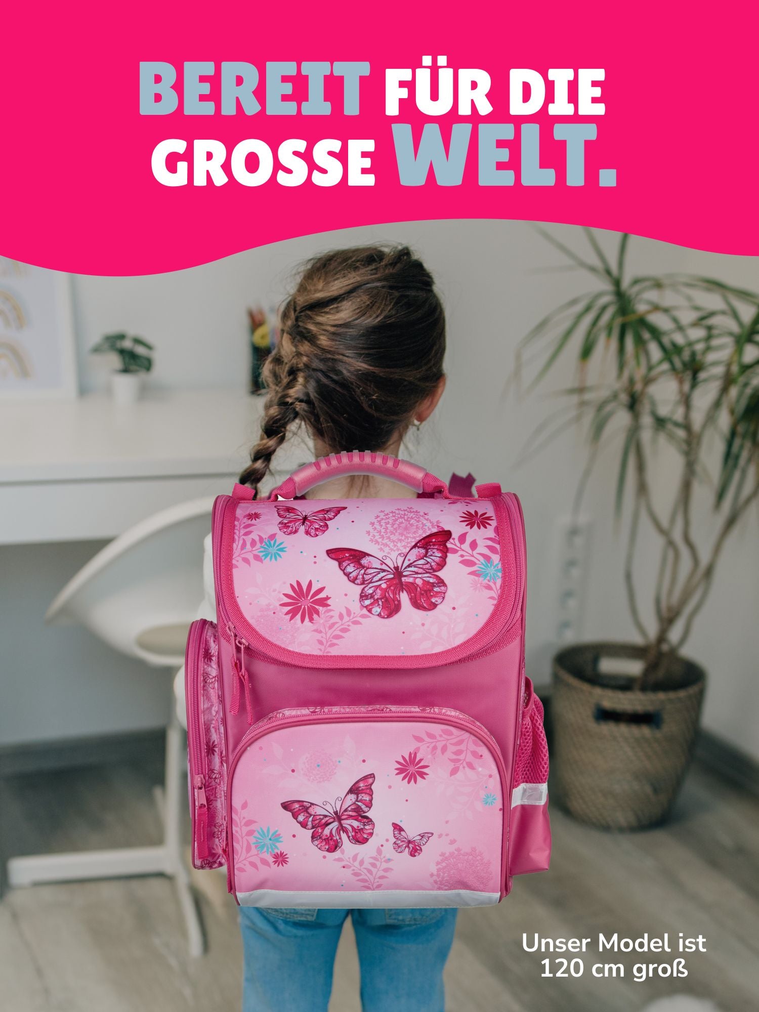 Mädchen steht im Wohnzimmer mit Schulranzen auf dem Rücken - Spruch "Bereit für die grosse Welt"