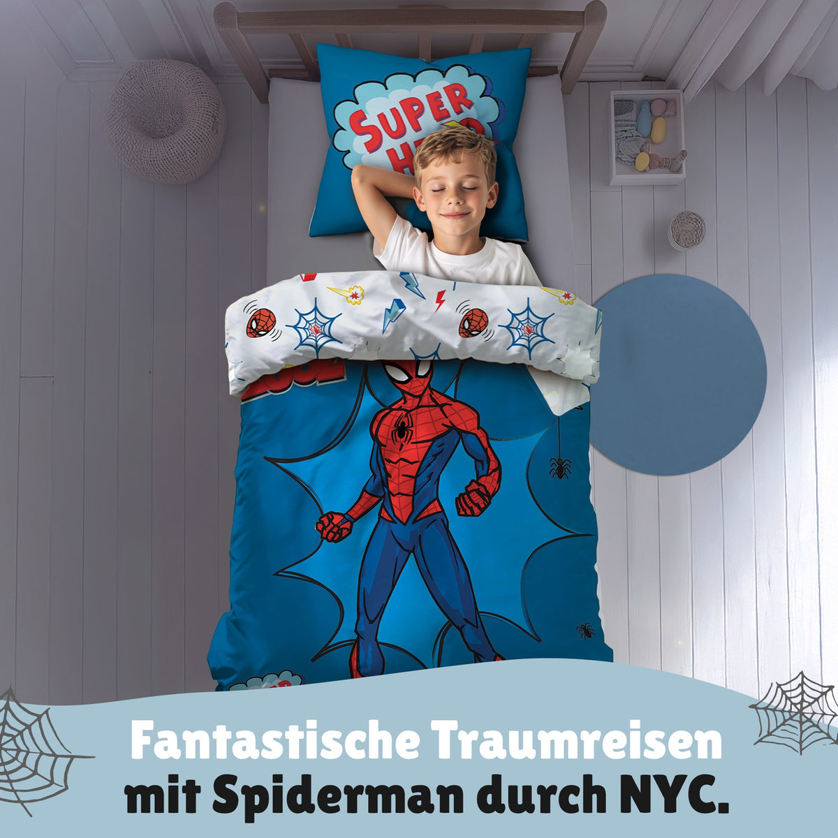 Junge liegt in der Bettwäsche und lacht fröhlich
