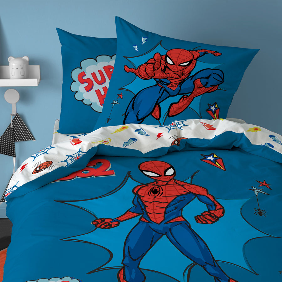 Blaue Spiderman Bettwäsche mit rotem Spiderman auf der Vorderseite aufs Bett gezogen mit Umschlag sichtbar