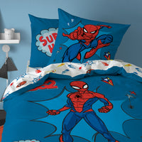 Blaue Spiderman Bettwäsche mit rotem Spiderman auf der Vorderseite aufs Bett gezogen mit Umschlag sichtbar