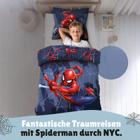 Junge schläft seelig lächeln in blauer Spiderman Bettwäsche