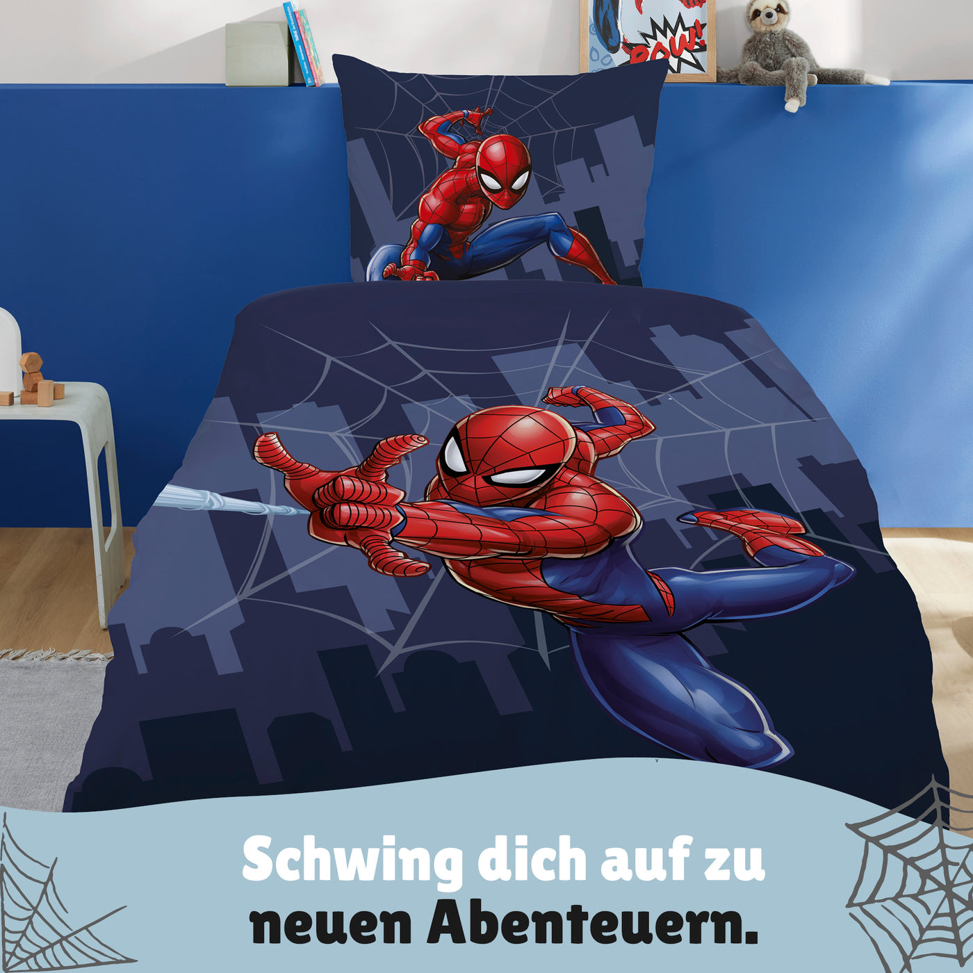 Detailansicht Spidermann auf Vorderseite in Rot vor blauem Grund mit Stadt Silhouette im Hintergrund