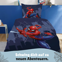 Detailansicht Spidermann auf Vorderseite in Rot vor blauem Grund mit Stadt Silhouette im Hintergrund