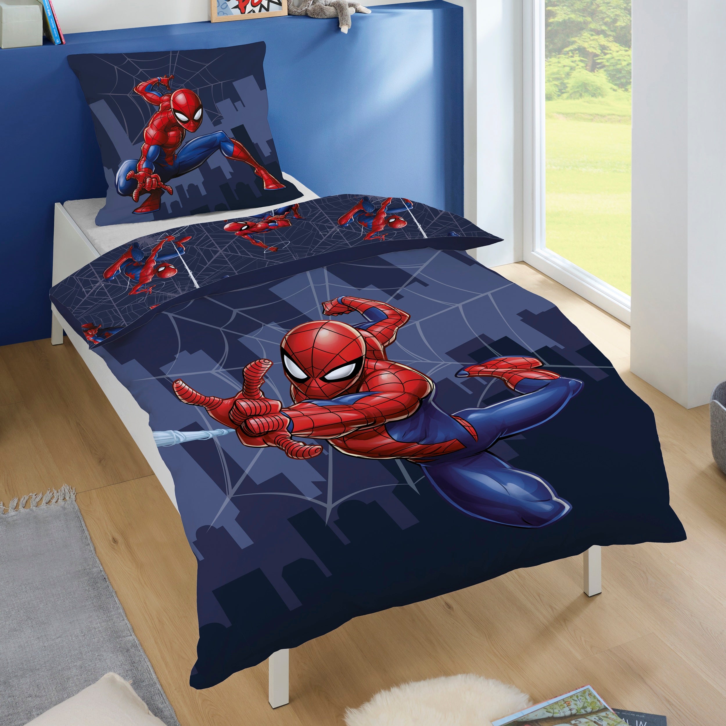 Spiderman Bettwäsche blau mit Netz und Spinnen in der Stadt auf Bett gezogen