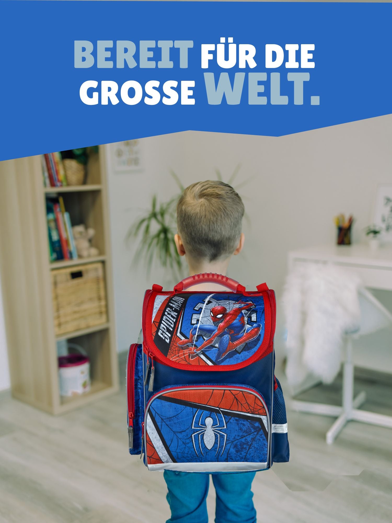 Junge trägt Spiderman Schulranzen mit Spruchbanner "Bereit für die grosse Welt"
