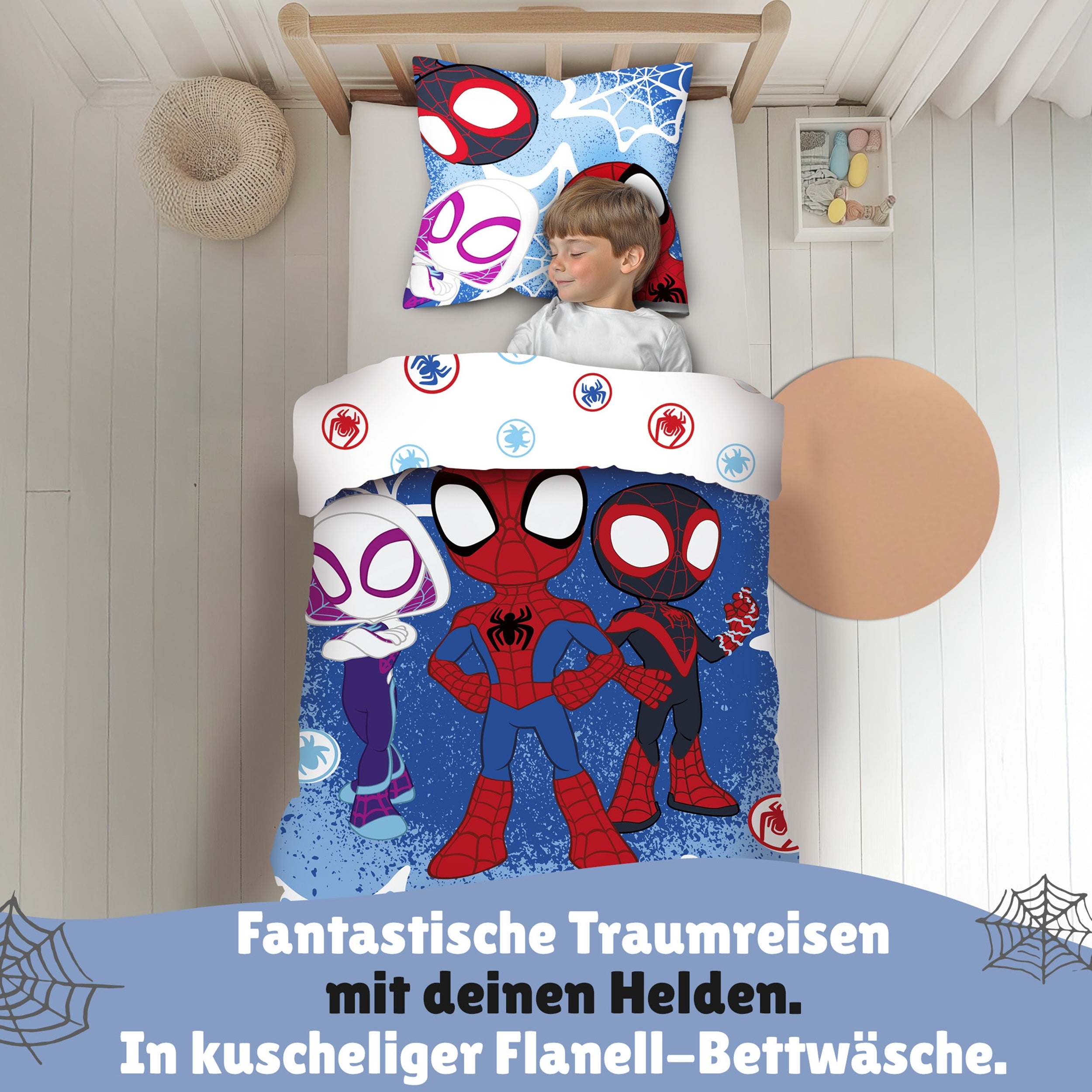 Junge schläft in Spidey Bettwäsche in passend eingerichtetem Kinderzimmer