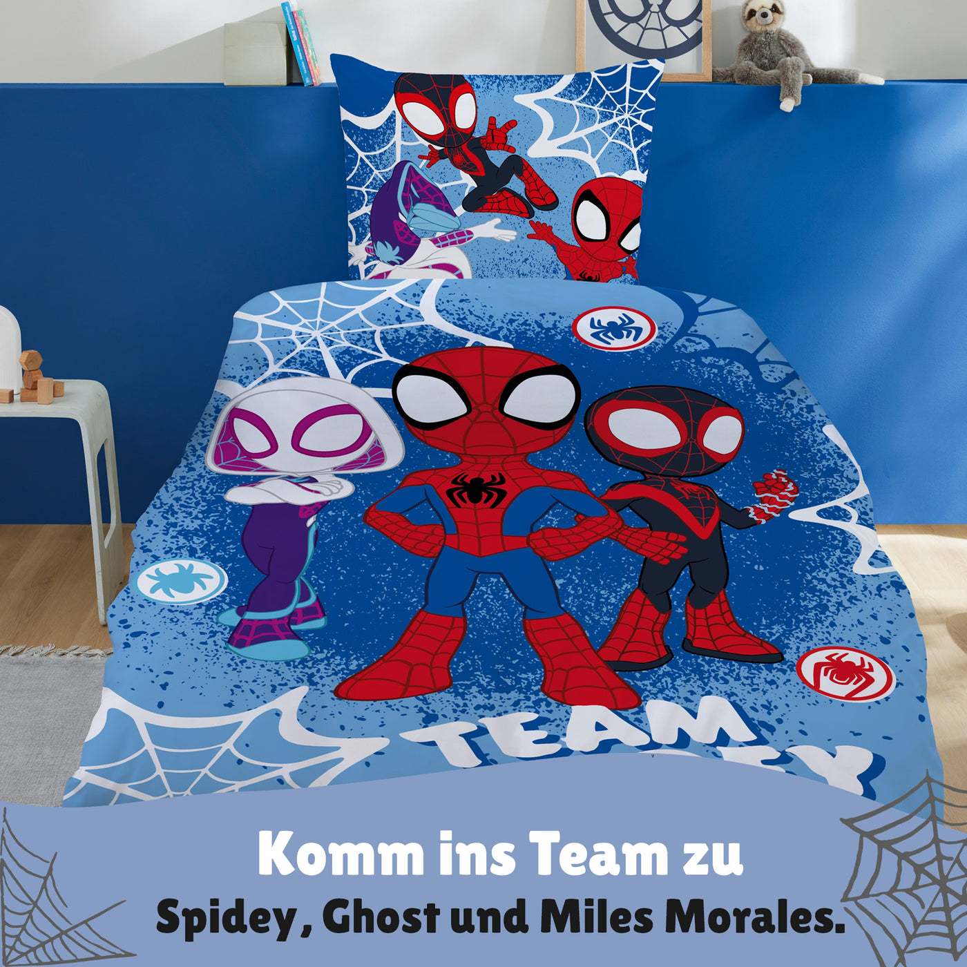 Vorderseite der Spidey Bettwäsche mit Ghost und Miles Moralea auf Bett gezogen