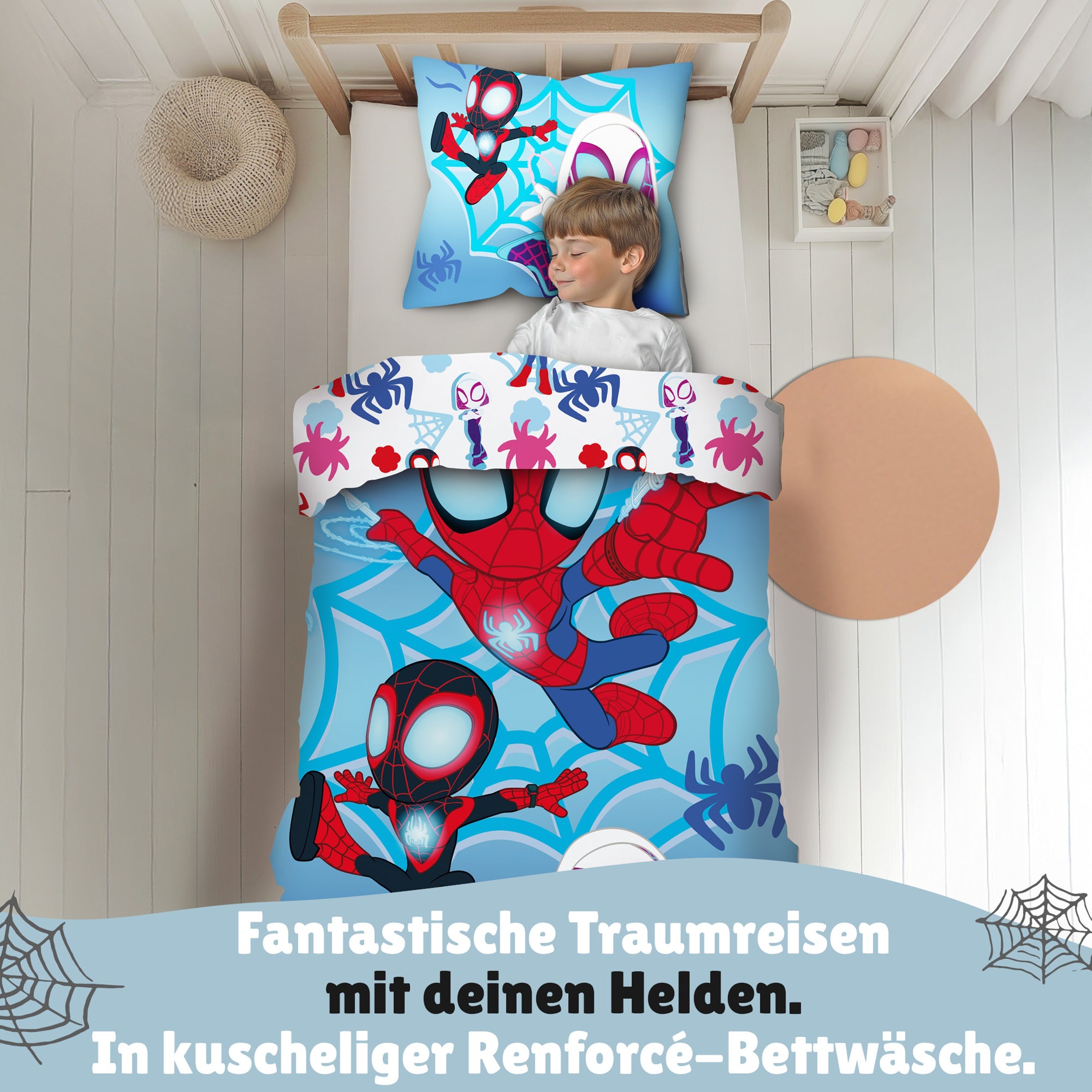 Junge schläft seelig lächeln in Spidey Bettwäsche
