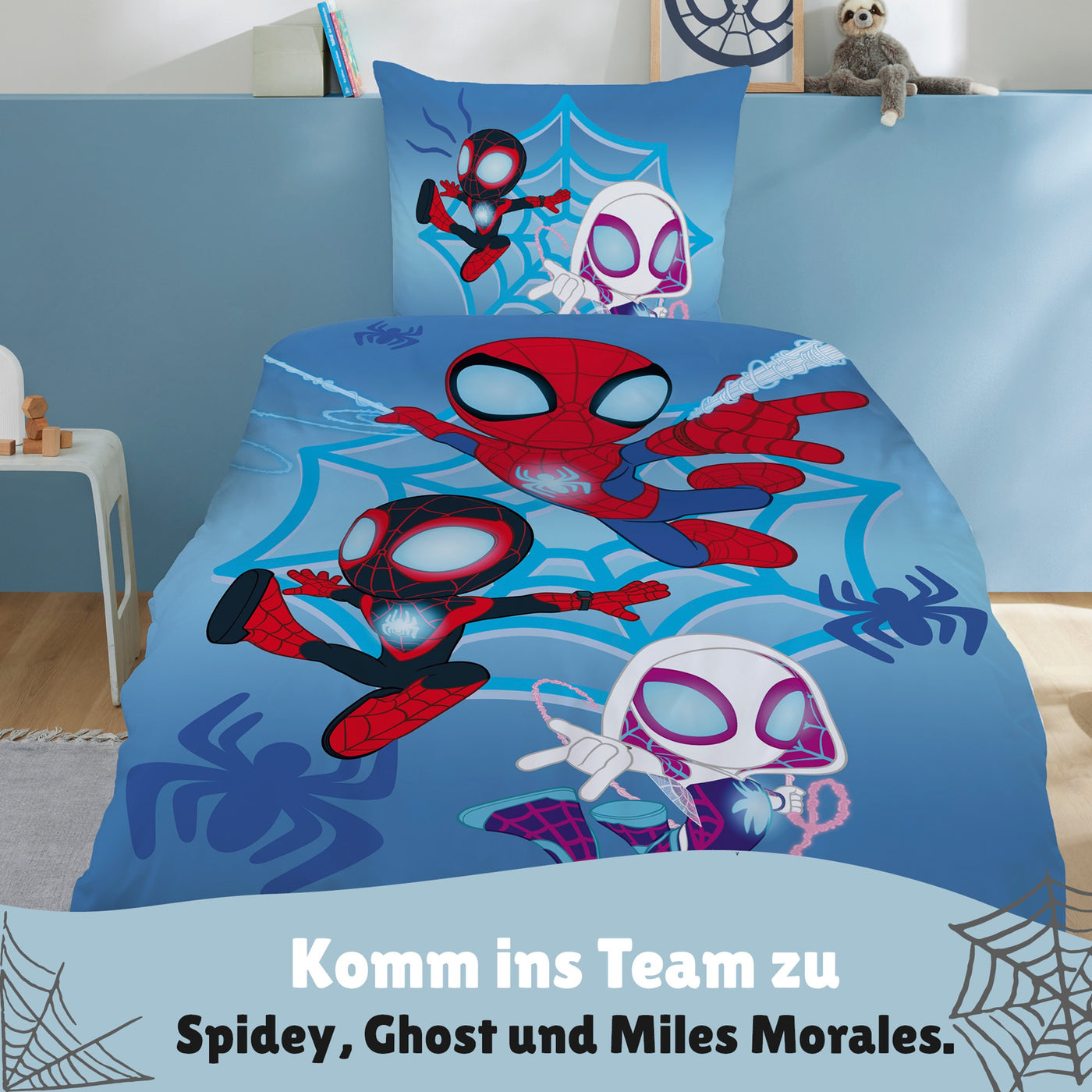 Vorderseite der Spidey Bettwäsche mit Ghost und Miles Moralea auf Bett gezogen