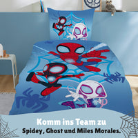 Vorderseite der Spidey Bettwäsche mit Ghost und Miles Moralea auf Bett gezogen
