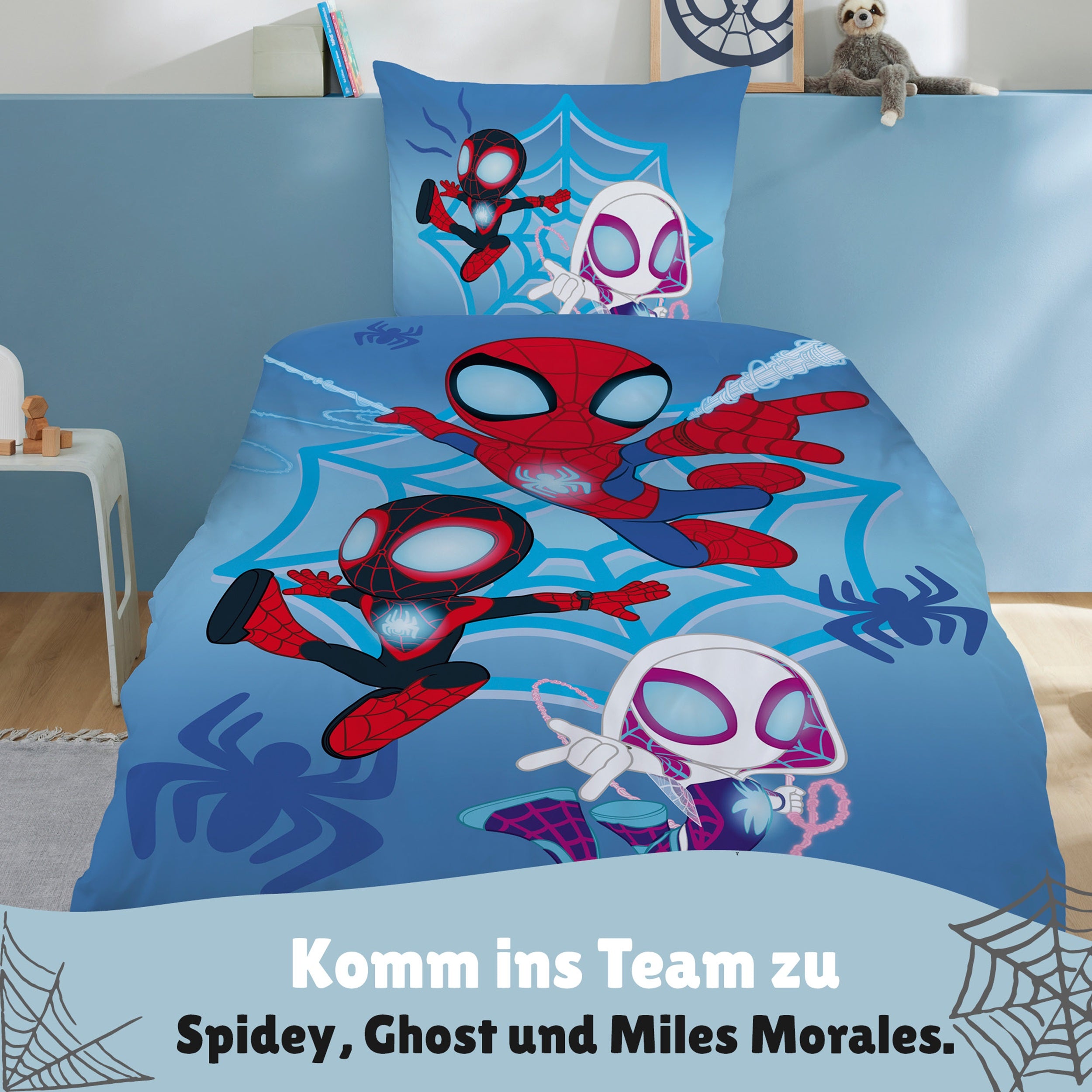 Vorderseite der Spidey Bettwäsche mit Ghost und Miles Moralea auf Bett gezogen