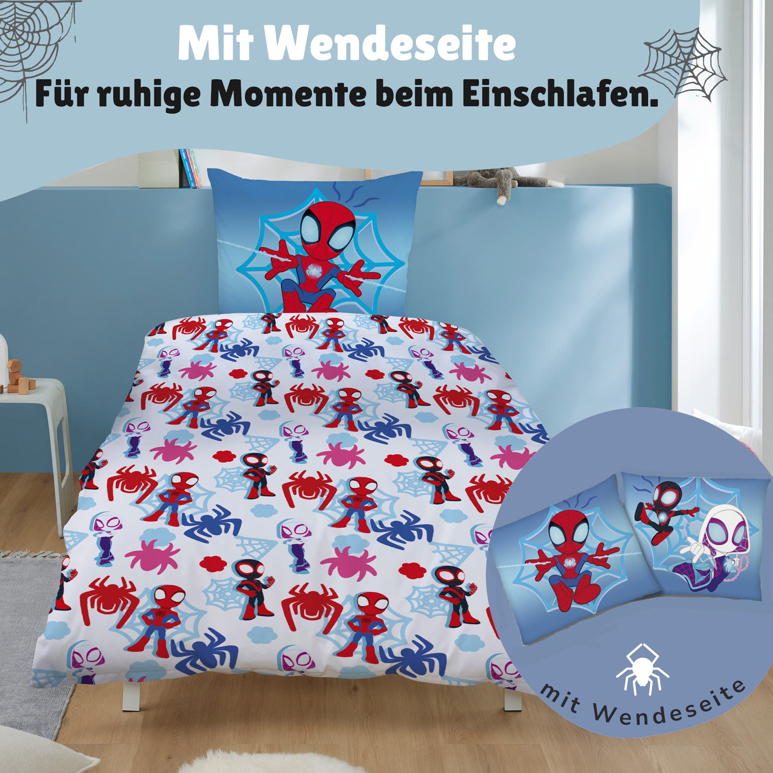 Gemusterte Rückseite der Spidey Bettwäsche auf Bett gezogen Muster aus Spinnen Symbolen und Charakteren