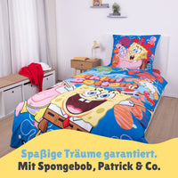 Vorderseite der Spongebob Bettwäsche mit vielen Charakteren auf Bett gezogen