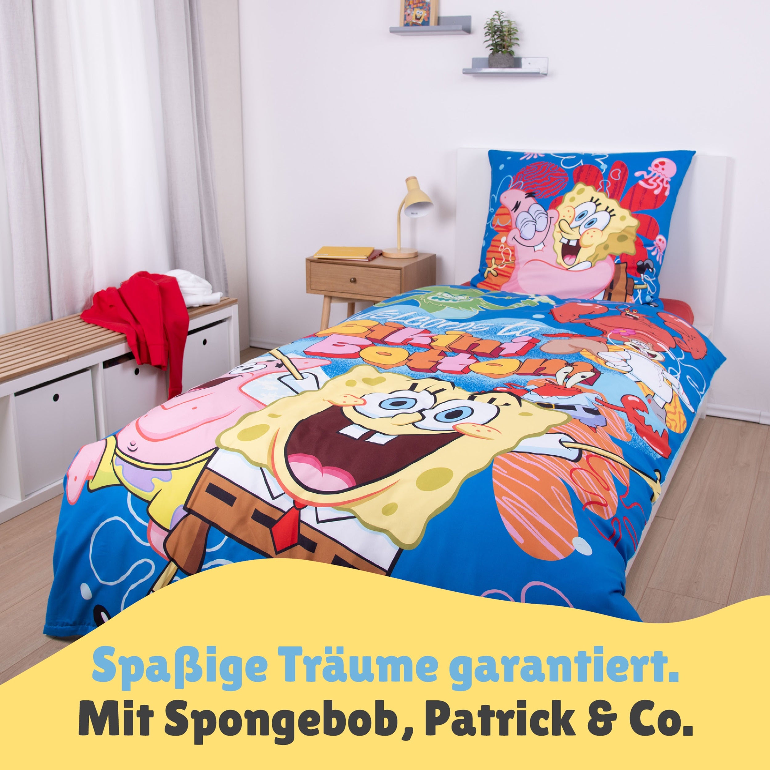 Vorderseite der Spongebob Bettwäsche mit vielen Charakteren auf Bett gezogen