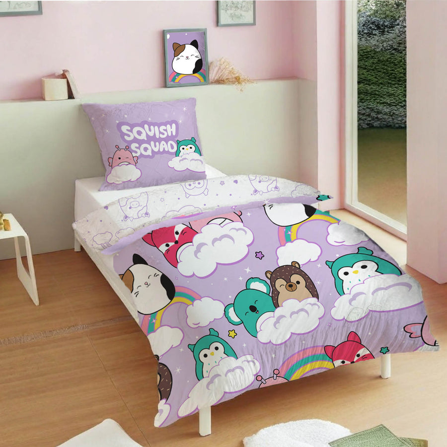 Squismallow Bettwäsche in lila mit verschiedenen Squishies auf Wolken und Regenbogen mit weißer gemusterter Wendeseite