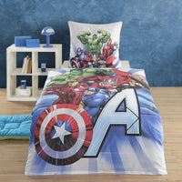 Avengers Bettwäsche weiß und blau mit wichtigen Charakteren aufs Bett gezogen
