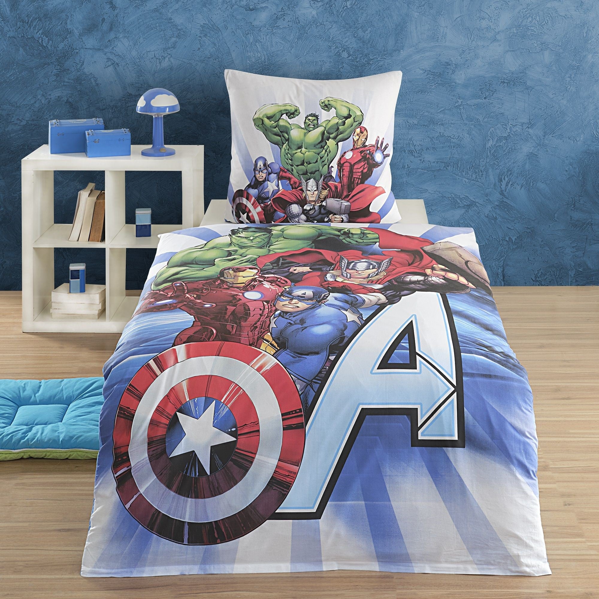 Avengers Bettwäsche weiß und blau mit wichtigen Charakteren aufs Bett gezogen