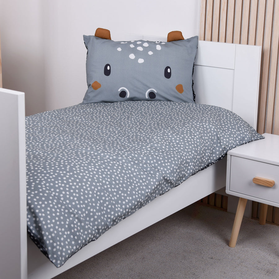 Kinderbettwäsche lustiges Nilfpferd in blau mit Motiv auf Kopfkissen und Ohren am Kopfkissen auf Babybett gezogen