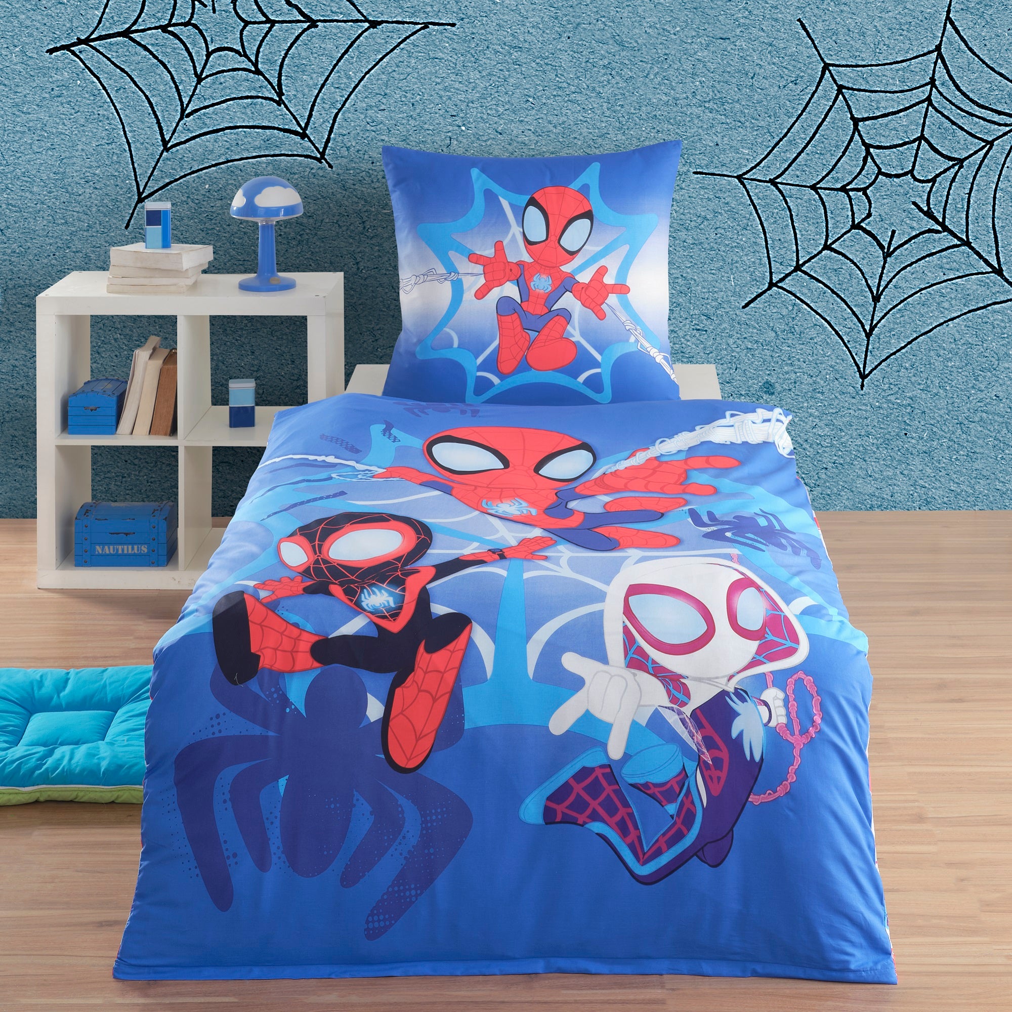 Spidey Bettwäsche für Jungen auf Bett gezogen in passend eingerichtetem Kinderzimmer