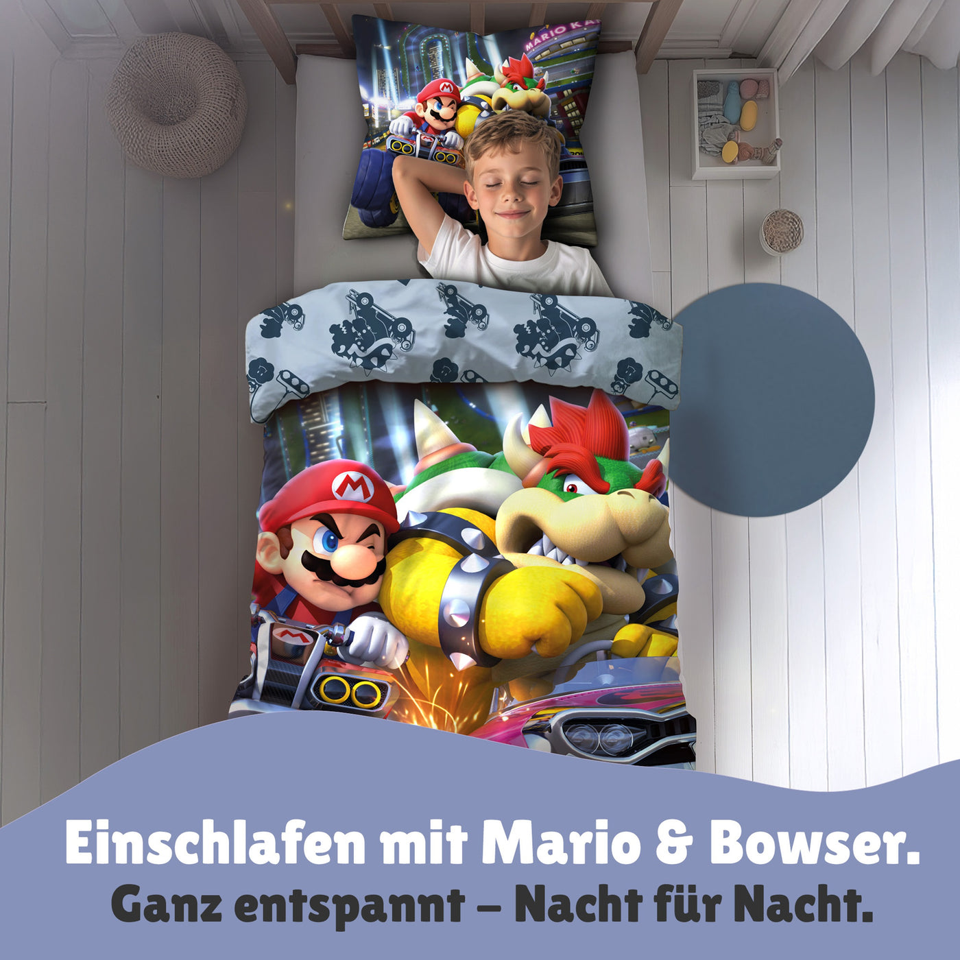 Junge schläft seelig lächeln in Super Mario Kart Bettwäsche in seinem Kinderzimmer im Bett
