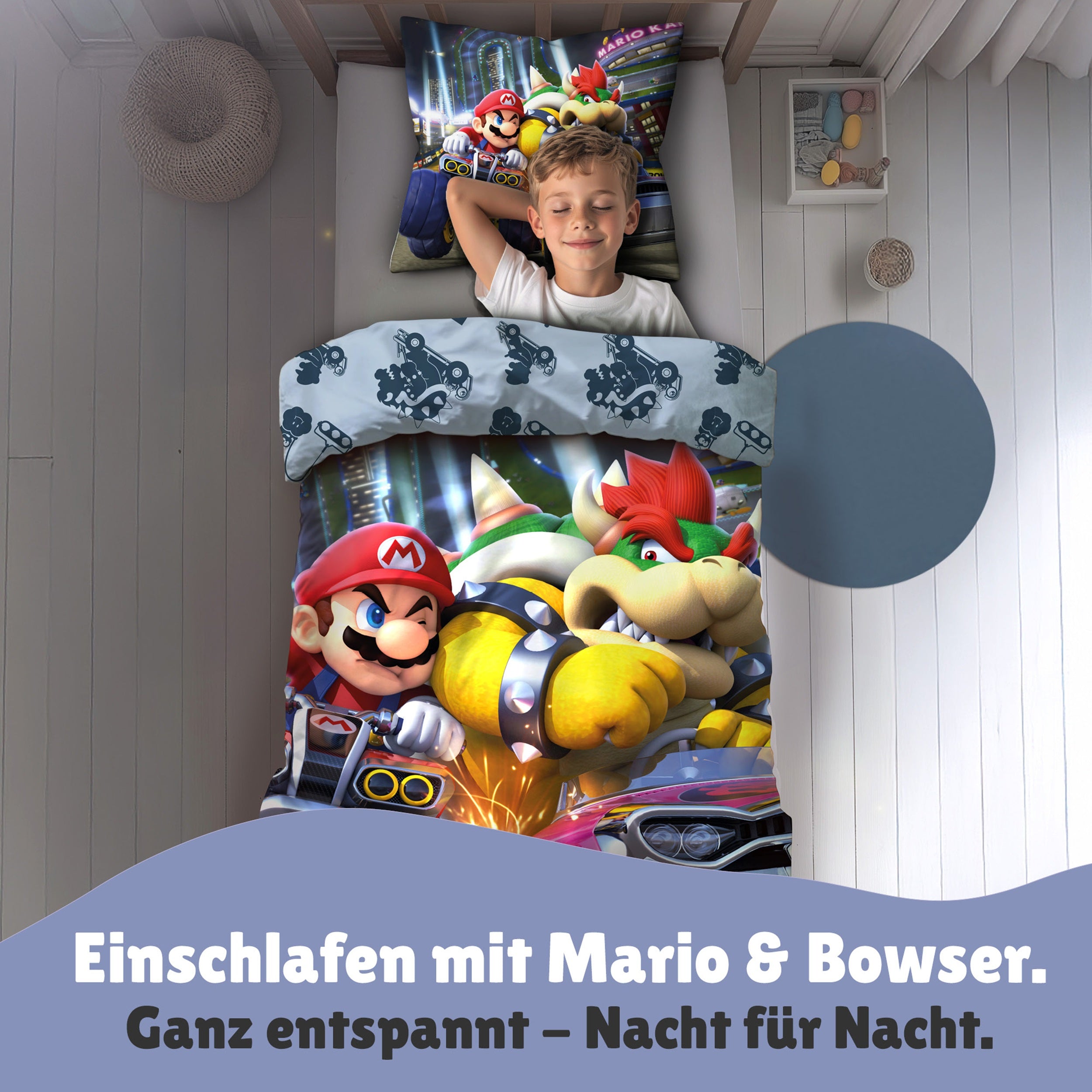 Junge schläft seelig lächeln in Super Mario Kart Bettwäsche in seinem Kinderzimmer im Bett