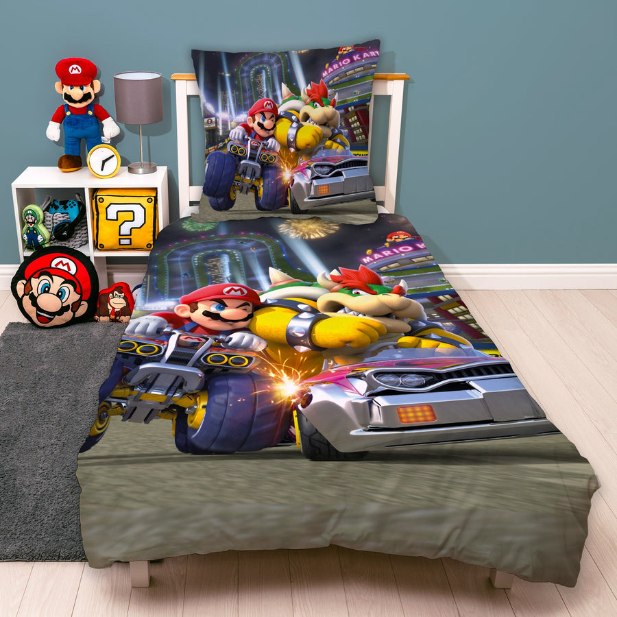 Vorderseite der Mario Kart Bettwäsche mit Mario und Bowser aneinanderprallend auf den Karts sitzend auf Bett gezogen