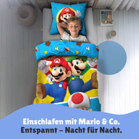 Junge schläft seelig lächeln in Super Mario Bettwäsche