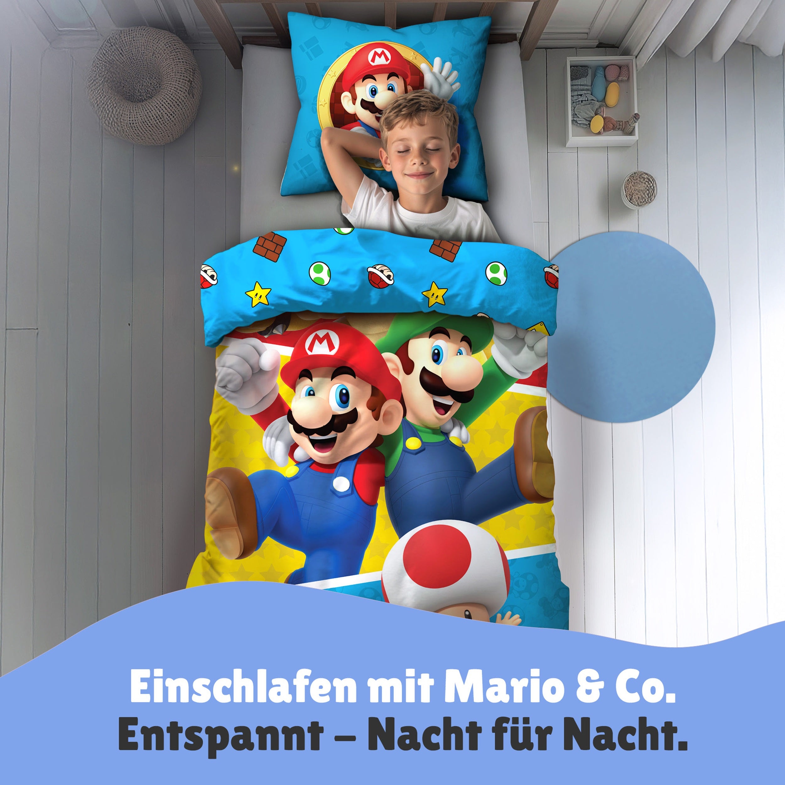 Junge schläft seelig lächeln in Super Mario Bettwäsche