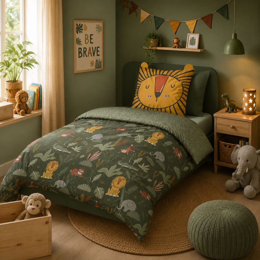 Kinderbettwäsche mit Löwenmotiv im passend dekorierten Kinderzimmer auf Bett gezogen