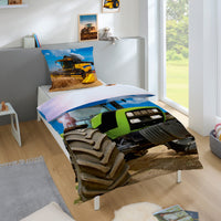 Vorderseite Bettwäsche mit rotem Traktor auf Bettdecke und grünem Mähdrescher auf Kopfkissen