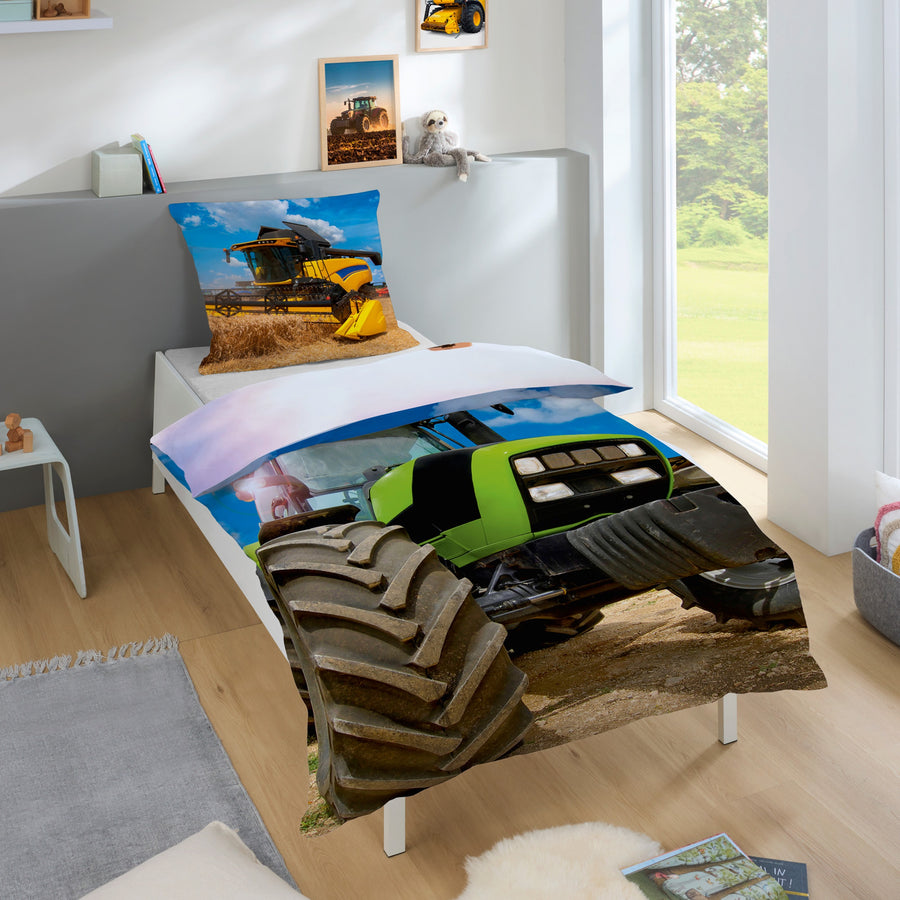 Vorderseite Bettwäsche mit rotem Traktor auf Bettdecke und grünem Mähdrescher auf Kopfkissen