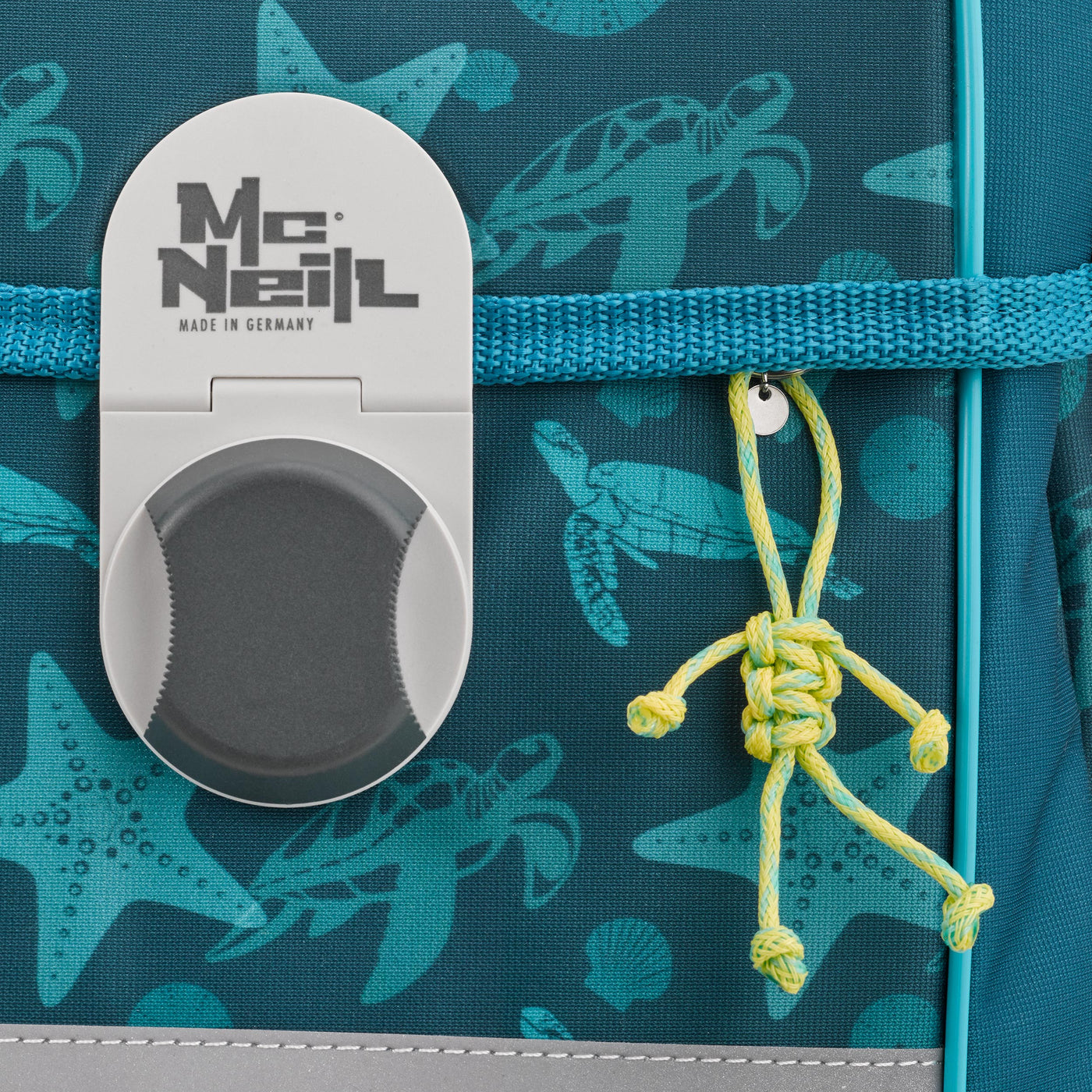 Detailansicht Schlüsselanhänger und Verschluss des McNeill Schulranzen Ergo Complete