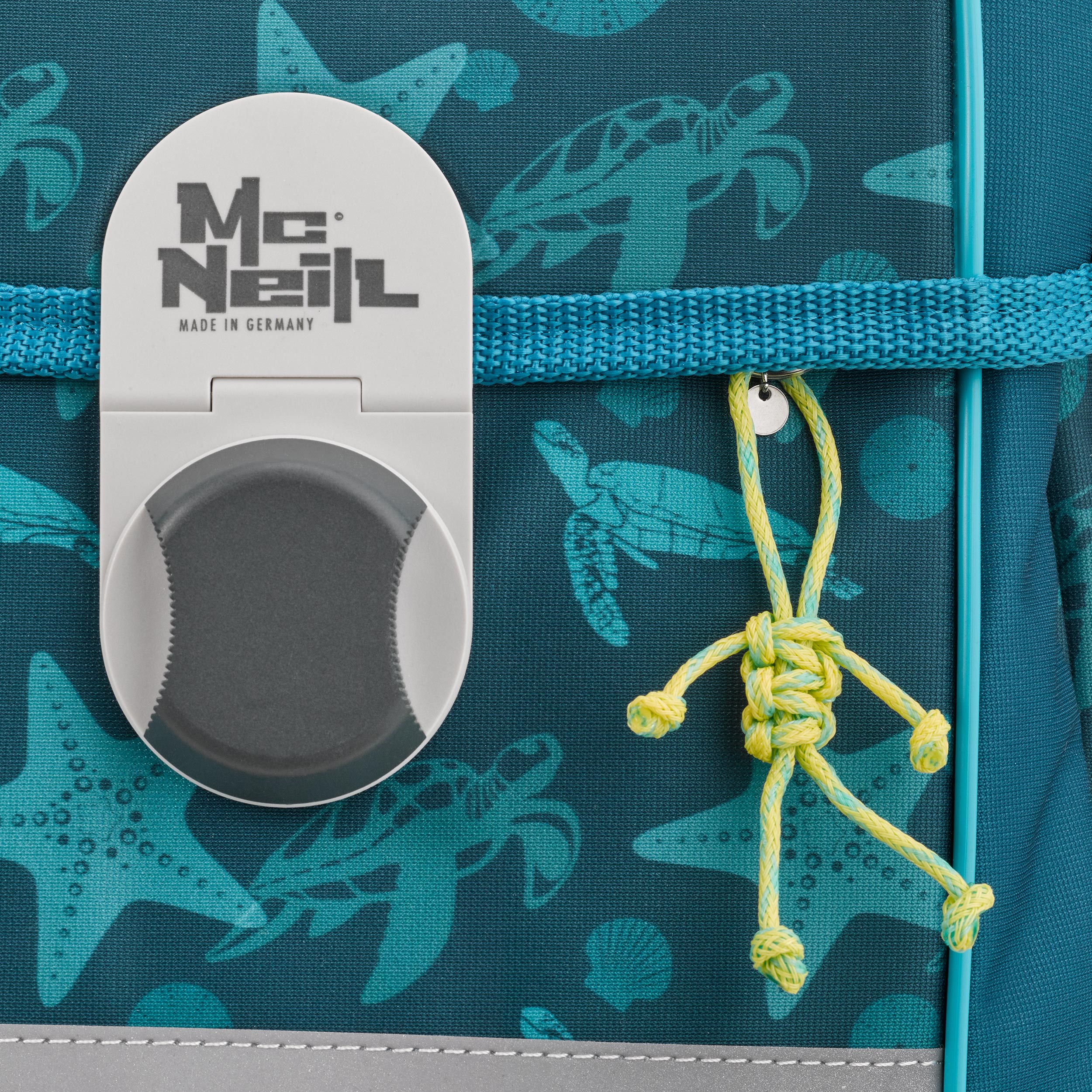 Detailansicht Schlüsselanhänger und Verschluss des McNeill Schulranzen Ergo Complete